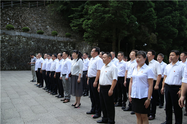 1532333720156060685.jpg 緬懷革命先烈 接受紅色教育2.jpg